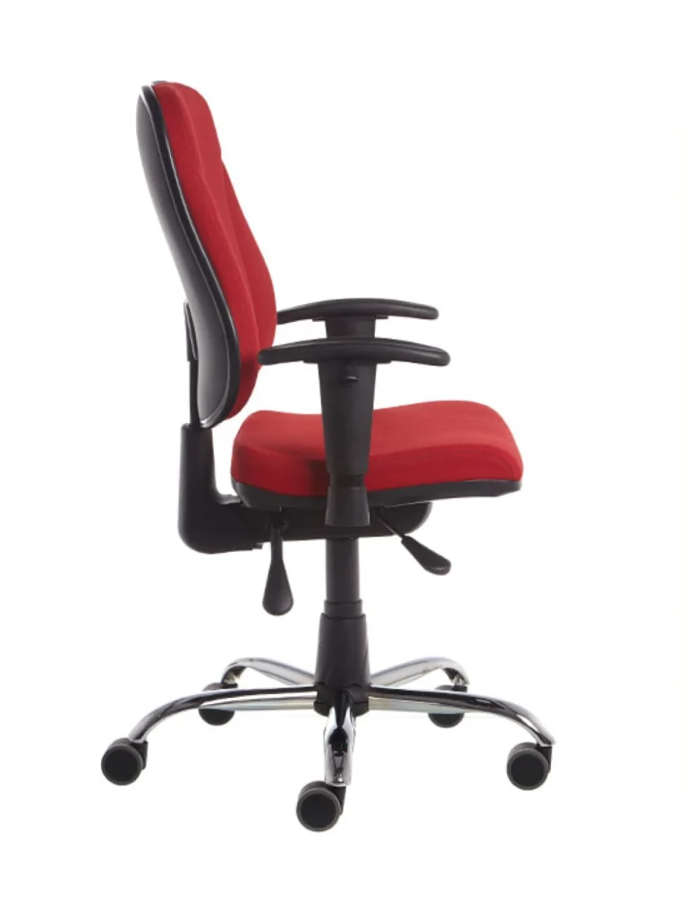 Cadeira AF 550 vermelha com encosto alto, braços ajustáveis e base cromada