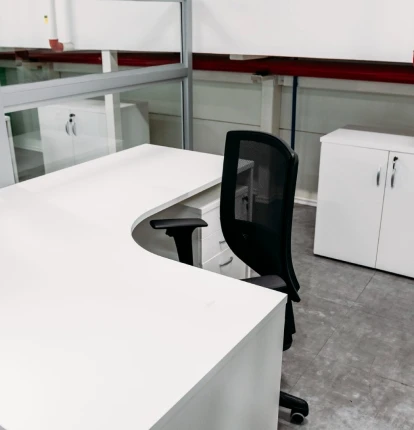 ambiente_de_escrit_rio_coletivo_com_divis_rias_de_vidro