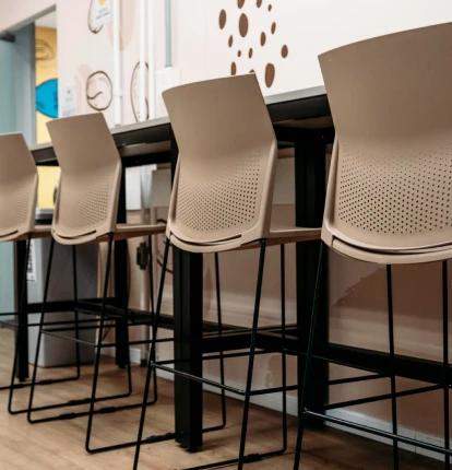 bancada_com_cadeiras_altas_para_pausas_e_conv_vio