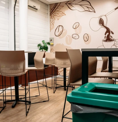 espa_o_de_descanso_com_sof_s_e_identidade_visual_corporativa