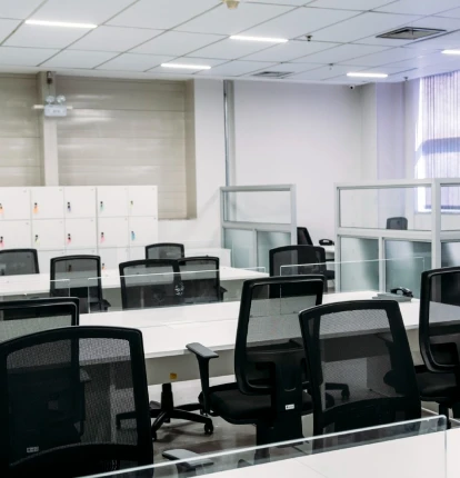 esta_o_com_mesa_em_formato_em_u_e_cadeira_ergon_mica