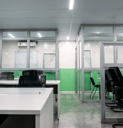 esta_o_de_trabalho_individual_com_mobili_rio_ergon_mico