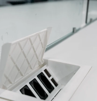 ponto_de_conex_o_embutido_nas_mesas_corporativas