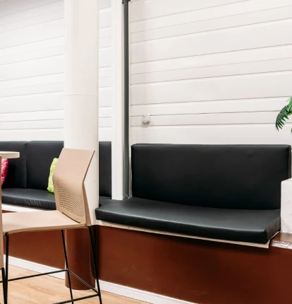 _rea_de_espera_aconchegante_com_bancos_estofados