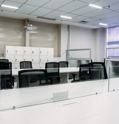 _rea_operacional_com_divis_rias_de_vidro_e_mobili_rio_modular