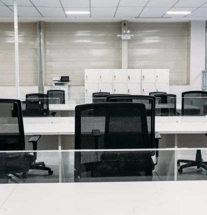 salas_de_trabalho_com_isolamento_visual_parcial_e_espa_o_amplo